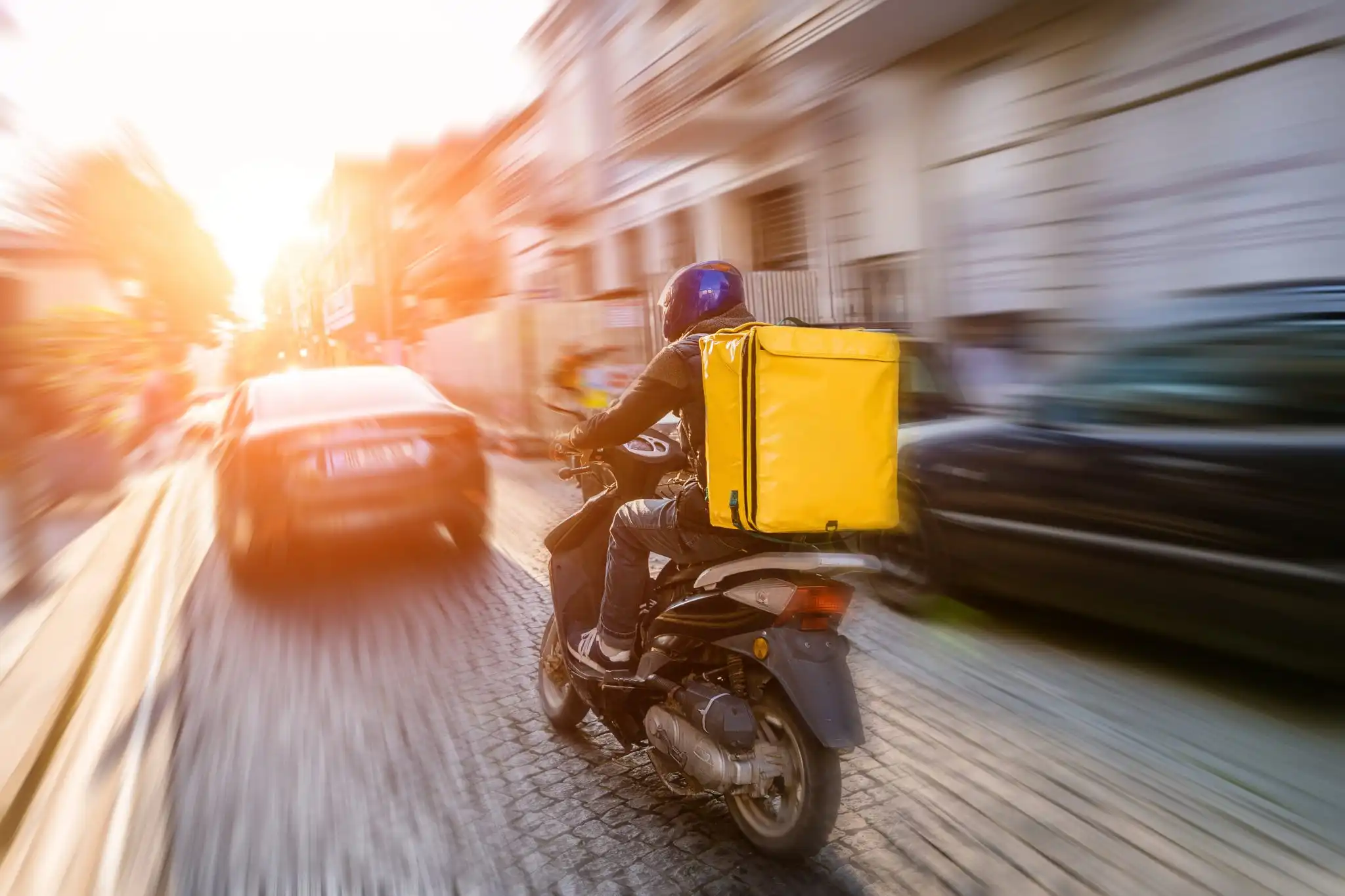 Expresskurier liefert ein Paket auf einem Motorroller aus